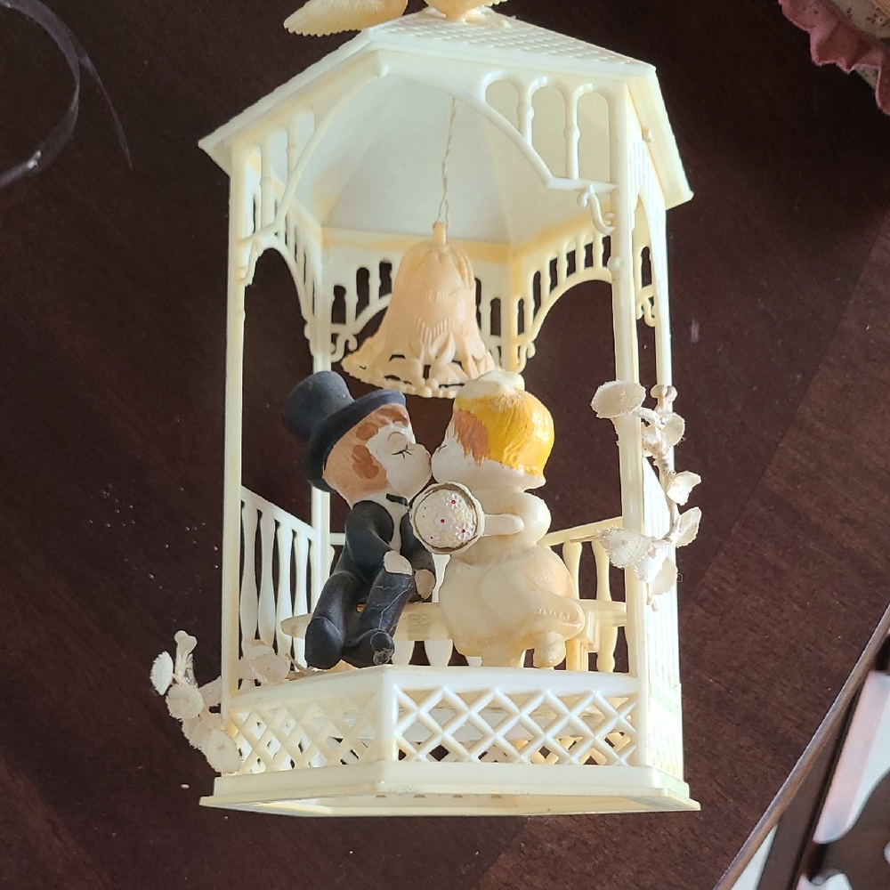 Vintage Wilton Wedding Cake Topper with Bride and Groom